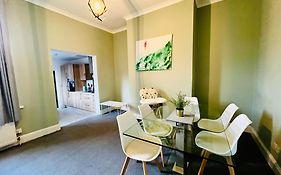 No 7 - 3 Bed House, Parking, Walkable To City, Quiet Location